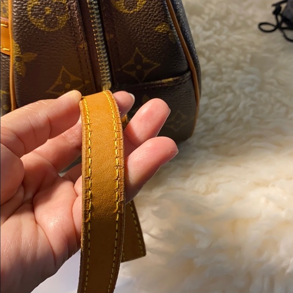 Authentic Louis Vuitton Blois,no peeling with cracking on vachetta strap only. - Picture 12 of 17
